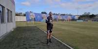 Luan empinou pipa antes do treino deste sábado no CT Joaquim Grava (Foto: Reprodução/Twitter Corinthians)  Foto: Lance!