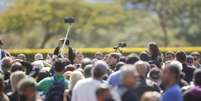 O presidente da República, Jair Bolsonaro (sem partido), sem máscara de proteção, deixa o Palácio da Alvorada, em Brasília (DF), neste domingo, 09 de maio de 2021, pilotando sua motocicleta Honda 750 durante encontro com um grupo de motoqueiros da capital federal em passeio pelo Dia das Mães. 09/05/2021  Foto: Foto: DIDA SAMPAIO/ESTADÃO CONTEÚDO