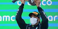 Hamilton celebrando a vitória no GP da Espanha   Foto: LLUIS GENE / AFP / Grande Prêmio