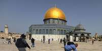 Polícia israelense e palestinos se enfrentam em frente à mesquita de Al Aqsa em Jerusalém
10/05/2021 REUTERS/Ammar Awad    Foto: Reuters