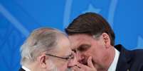 Presidente Jair Bolsonaro conversa com procurador-geral da República, Augusto Aras, no Palácio do Planalto
17/04/2020 REUTERS/Ueslei Marcelino  Foto: Reuters