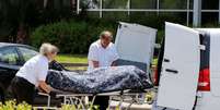 Agentes removem corpo de pessoa que morreu perto de órgão de imigração dos EUA em Orlando
10/05/2021
REUTERS/Joe Skipper  Foto: Reuters