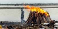 Corpos cremados nas margens do rio Ganges em Uttar Pradesh  Foto: Reuters / BBC News Brasil