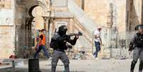 Confrontos violentos ocorreram do lado de fora da mesquita de Al Aqsa, na Cidade Velha de Jerusalém  Foto: Reuters / BBC News Brasil