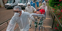 Para cientistas, a suspensão das restrições mais rígidas pode ter colaborado para reversão de queda no total diário de infectados  Foto: Getty Images / BBC News Brasil