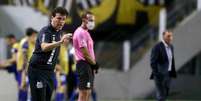 Fernando Diniz estreou pelo Santos contra o Boca Juniors  Foto: Guilherme Dionizio / Reuters