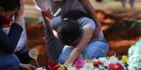 Mulher chora durante funeral da mãe, que morreu com suspeita de Covid-19, no cemitério de Vila Formosa, em São Paulo
06/08/2020 REUTERS/Amanda Perobelli  Foto: Reuters