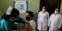 Voluntários recebem dose de vacina experimental cubana Soberana-02 em Havana, Cuba
31/3/2021 Jorge Luis Banos/Pool via REUTERS  Foto: Reuters