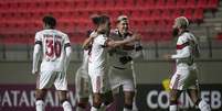 Arão celebra gol de empate com companheiros (Foto: Alexandre Vidal/Flamengo)  Foto: Lance!