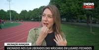 A correspondente Carolina Cimenti passa batom durante link na GloboNews  Foto: Reprodução