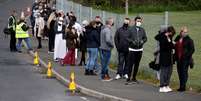 Fila para vacinação em centro móvel em Bolton
13/5/2021 REUTERS/Phil Noble  Foto: Reuters