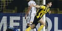 Bruno Méndez lamentou levar quatro gols do Peñarol atuando pelo Corinthians (Foto: MARIANA GREIF / AFP / POOL)  Foto: Lance!