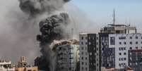 Momento em que o prédio foi atingido em Gaza  Foto: EPA / Ansa - Brasil