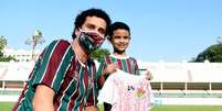 O pequeno Raphael Magalhães, de 5 anos, ganhou o uniforme oficial do Fluminense depois de viralizar com a sua camisa improvisada  Foto: Reprodução / Instagram