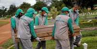 Enterro de vítima da Covid-19 em Brasília (DF) 
29/04/2021
REUTERS/Ueslei Marcelino  Foto: Reuters