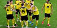 Jogadores do Borussia comemoram triunfo  Foto: Friedemann Voge / Reuters