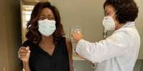 Gloria Maria sendo imunizada contra o coronavírus  Foto: Instagram/ @gloriamariareal / Estadão