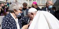 Papa recebe Lidia Maksymowicz, sobrevivente de campo de concentra&ccedil;&atilde;o, e beija bra&ccedil;o tatuado dela no Vaticano
26/5/2021 Vatican Media/ via REUTERS   Foto: Reuters