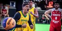 Fabr&iacute;cio Ver&iacute;ssimo comemora vit&oacute;ria diante da Turquia  Foto: Fiba/ Divulga&ccedil;&atilde;o / Estad&atilde;o