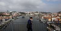 Homem caminha na Ponte Dom Lu&iacute;s I, no Porto, antes da final da Liga dos Campe&otilde;es
28/05/2021 REUTERS/Pedro Nunes  Foto: Reuters