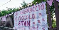 Cartaz em homenagem ao pequeno Eitan, único sobrevivente de queda de teleférico  Foto: ANSA / Ansa - Brasil