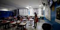 Jovens que perderam conteúdo escolar entre 2020 e 2021 podem ter perdas de renda futura que, se somada, pode passar de R$ 700 bi, segundo economista  Foto: EPA / BBC News Brasil