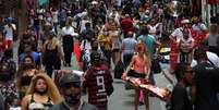 Consumidores fazem compras em rua comercial de São Paulo em meio a disseminação da Covid-19
15/12/2020
REUTERS/Amanda Perobelli  Foto: Reuters