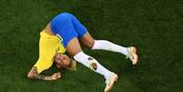 Neymar e seu meião rasgado (Foto: Jewel SAMAD / AFP)  Foto: Lance!