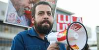 Guilherme Boulos durante visita ao ex presidente Luiz Inácio Lula da Silva, durante o período em que estava preso na Superintendência da Polícia Federal em Curitiba (PR)  Foto: Joka Madruga / Futura Press