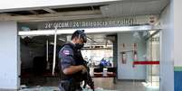 Policial ronda local de ataque em Manaus  Foto: Bruno Kelly / Reuters