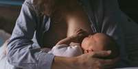 Os anticorpos podem chegar no bebê por meio do leite materno  Foto: Shutterstock / Saúde em Dia