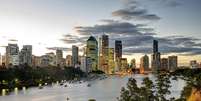 Brisbane está entre as principais cidades do mundo nos quesitos segurança pública, limpeza urbana, bem estar social e conservação dos patrimônios públicos. A terceira maior cidade australiana, com 2,2 milhões de habitantes e capital do Estado de Queensland, não é nem muito grande, nem muito pequena. Às margens do rio de mesmo nome, Brisbane é a única capital com clima subtropical do país, ela é chamada de “Capital dos Dias Ensolarados”. Por lá você pode esperar clima quente no verão e inverno ameno. Não muito longe, a apenas uma hora de distância, estão as praias da Gold Coast. Brisbane tem uma vida noturna é agitada e conta com boas opções de bares e boates. Há também muitos lugares tombados como patrimônio histórico, como o sítio arqueológico de fósseis mamíferos de Riversleigh. Para relaxar, o Roma Park é um conhecido ponto de encontro entre jovens.    Foto: Lachlan Feamley/Divulgação / Estadão