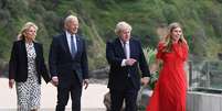 O presidente dos EUA, Joe Biden, e o primeiro-ministro britânico, Boris Johnson, com suas esposas próximo ao hotel em que ocorre a reunião do G7 em Londres, na Inglaterra  Foto: Toby Melville/Pool / Reuters