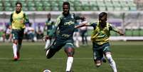 O zagueiro Pedrão em ação durante treinamento pelo Palmeiras (Foto: Cesar Greco/Palmeiras)  Foto: Lance!