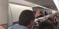 Bolsonaro divide opiniões entre passageiros de voo  Foto: Reprodução