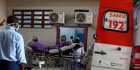 Paciente com suspeita de Covid-19 é colocado numa ambulância por membros da equipe do Samu, no Rio de Janeiro. 20/5/2021. REUTERS/Pilar Olivares  Foto: Reuters