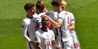 Sterling marcou o gol da vitória da Inglaterra contra a Croácia, neste domingo (Divulgação)  Foto: Lance!