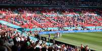 Torcedor cai da arquibancada durante jogo entre Inglaterra e Croácia pela Eurocopa  Foto: Catherine Ivill