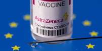 Ampola com vacina da marca "AstraZeneca contra Covid-19 sobre bandeira da União Europeia. 24/3/2021. REUTERS/Dado Ruvic  Foto: Reuters