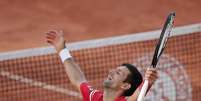 Tenista Novak Djokovic comemora após vencer a final de Roland Garros sobre e grego Stefanos Tsitsipas. 13/6/2021 Serbia's  REUTERS/Benoit Tessier  Foto: Reuters