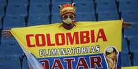 Cartaz de torcedor colombiano com referência às Eliminatórias da Copa do Mundo de 2022. 8/6/2021 REUTERS/Luisa Gonzalez  Foto: Reuters