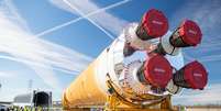 Primeiro est&aacute;gio do foguete SLS sendo transportado de Nova Orleans para o Mississippi para testes  Foto: NASA / BBC News Brasil