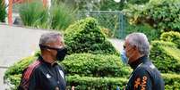 Hernán Crespo e Tite interagiram no CT da Barra Funda na última semana (Foto: Divulgação/saopaulofc)  Foto: Gazeta Esportiva