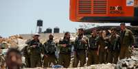 Militares israelenses pr&oacute;ximos a fronteira de regi&atilde;o palestina  Foto: Mohamad Torokman / Reuters