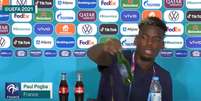 Pogba tira cerveja da bancada de entrevistas em atitude semelhante à de Cristiano Ronaldo  Foto: YouTube / Reprodução