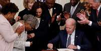 Biden sanciona criação de feriado para marcar o fim da escravidão nos EUA 
 17/6/2021   REUTERS/Carlos Barria  Foto: Reuters