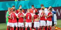 Jogadores aflitos enquanto equipe médica atende Eriksen ainda em campo  Foto: Wolfgang Rattay / Reuters