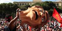 Manifestação contra Bolsonaro no Rio, em 29 de maio; novos atos ocorrem neste sábado pelo país  Foto: EPA / BBC News Brasil