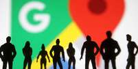 Silhuetas de pessoas com o logo do Google Maps ao fundo  Foto: Getty Images / BBC News Brasil
