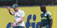 O técnico Abel Ferreira e Marino durante treino do Palmeiras; técnico reclamou da ausência de reforços para o elenco (Foto: Divulgação/Cesar Greco)  Foto: Gazeta Esportiva